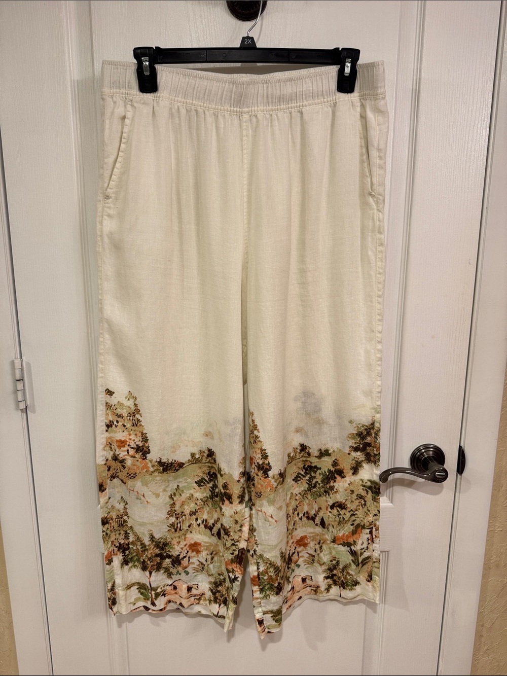 Tahari Cream Wide-Leg Pants with Scenic Hem Print